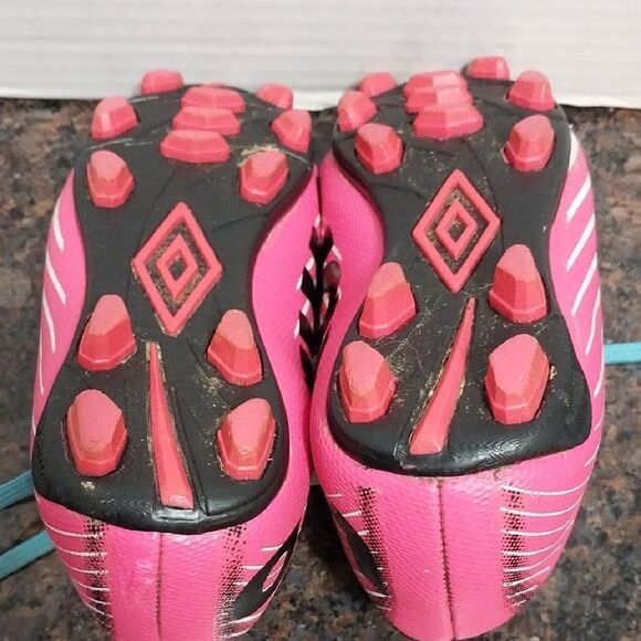 Umbro Kids Pink Soccer Shoes - Picture 4 of 5